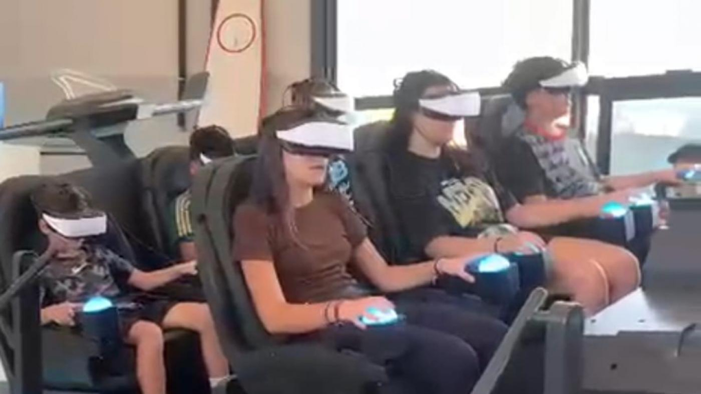 Pessoas experimentando atividade com óculos de realidade virtual