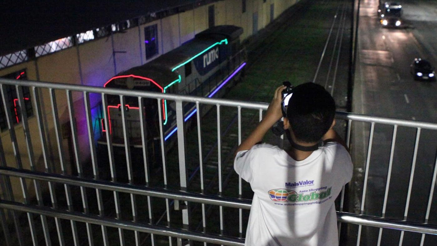 Criança observando a locomotiva colorida