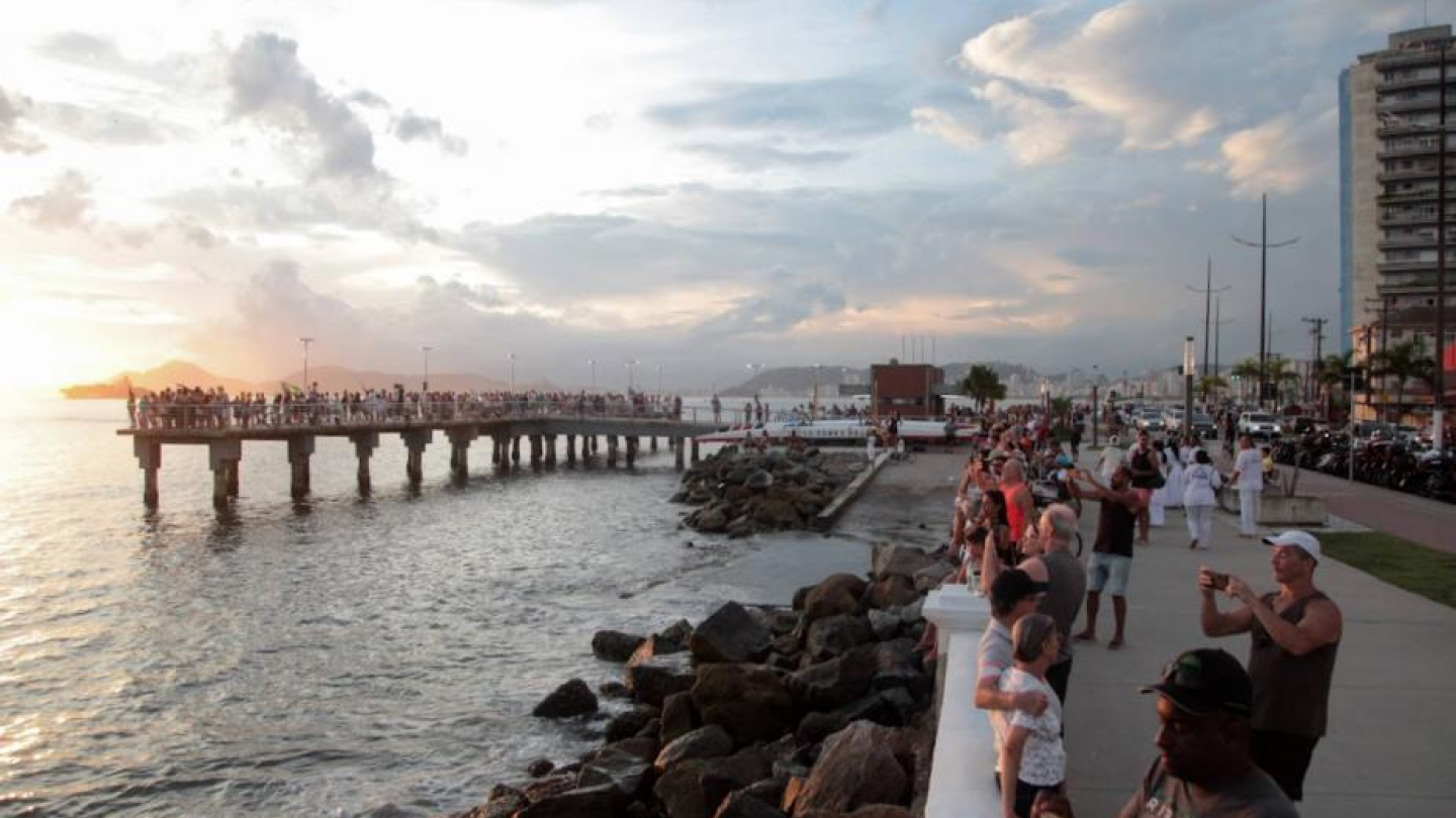 Orla da praia de Santos e Deck do Pescados com muitas pessoas