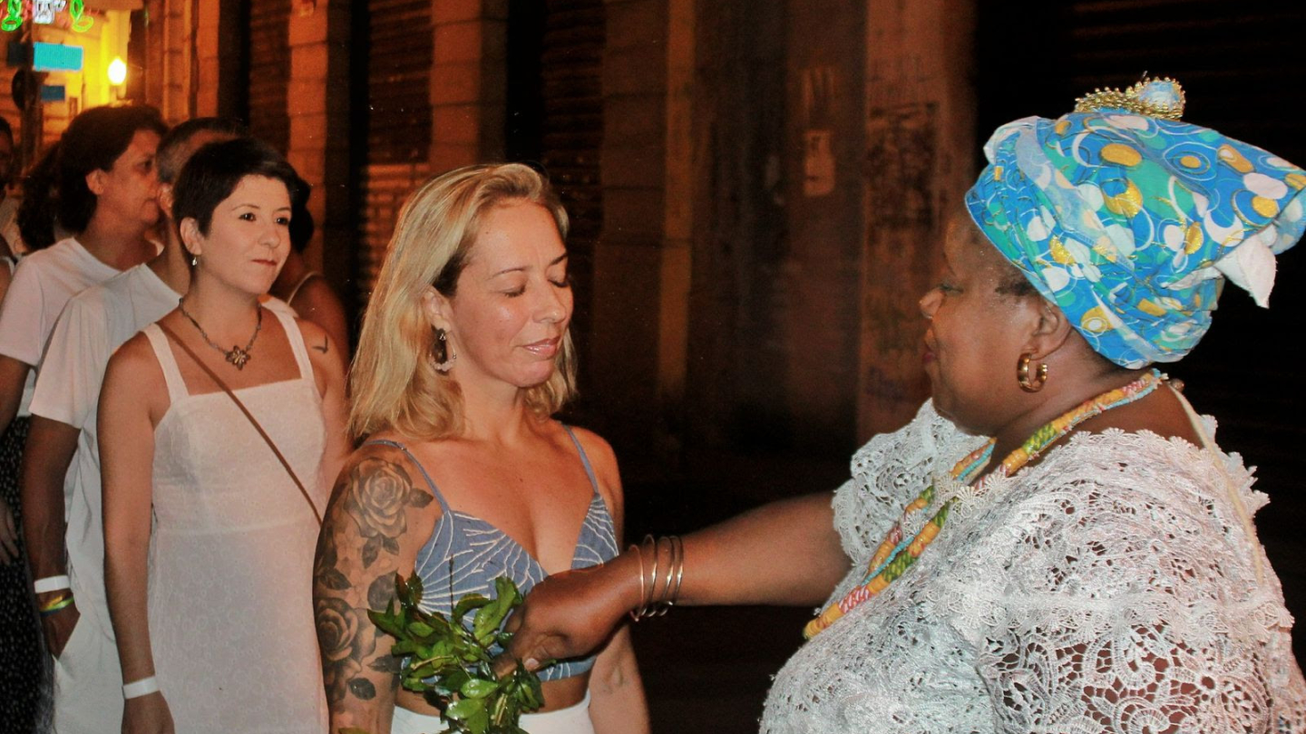 Mulheres de branco em fila