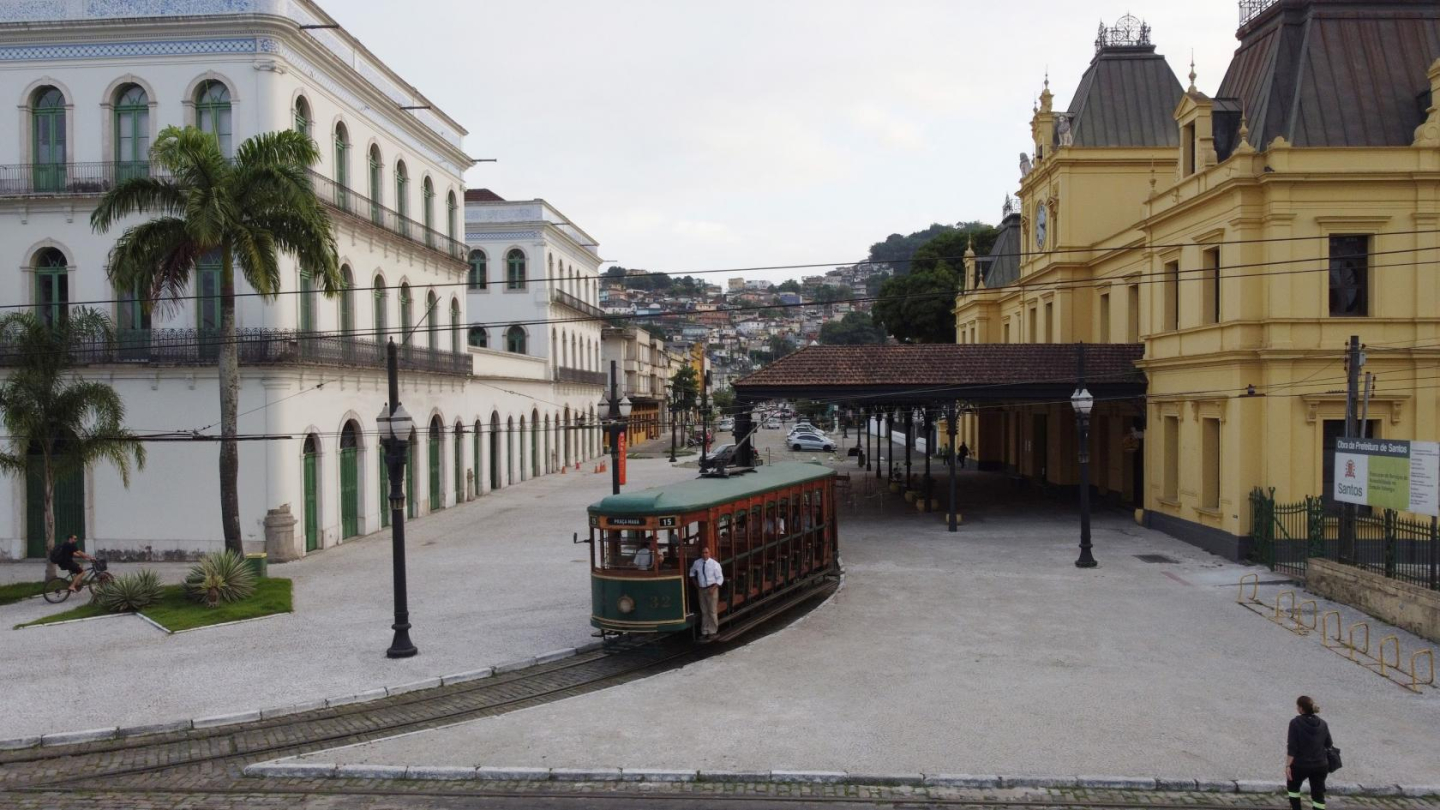 Fachada do Museu Pelé, Estação do Valongo com o Bonde passando
