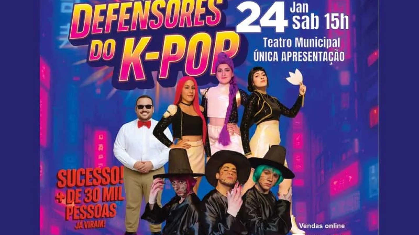 Cartaz publicitário do espetáculo musical "Defensores do K-Pop", que acontecerá no Teatro Municipal de Santos no dia 24 de janeiro, apresentando o elenco caracterizado sob luzes vibrantes