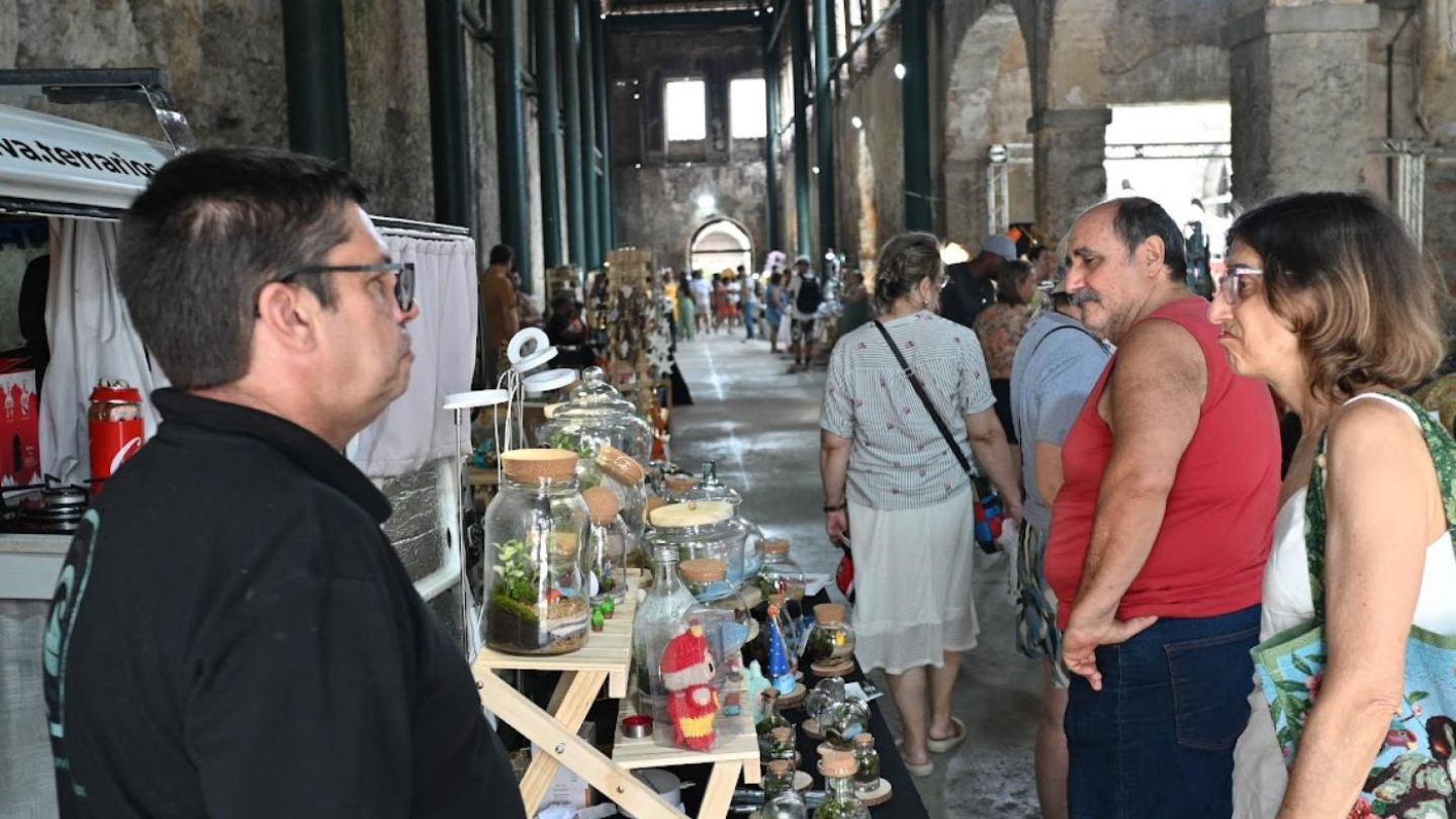 Feira de artesanato repleta de pessoas
