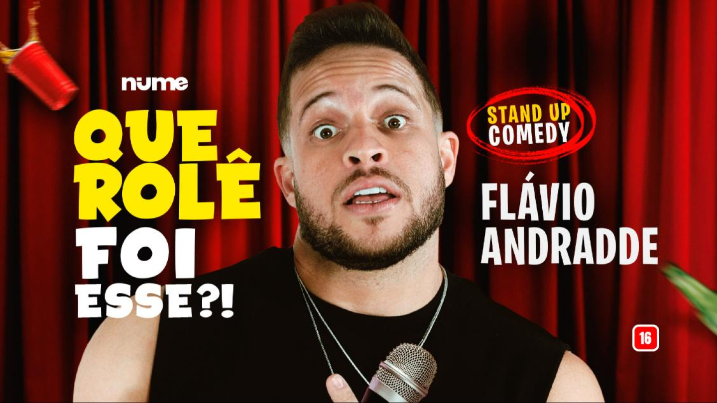Pôster promocional do show de stand-up comedy "Que Rolê Foi Esse?!" do humorista Flávio Andradde, com o artista em destaque diante de uma cortina vermelha