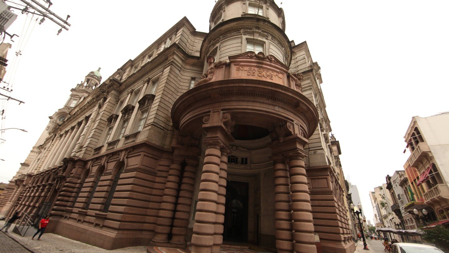 Fachada histórica do edifício da antiga Bolsa Oficial de Café, atual Museu do Café em Santos, destacando sua arquitetura imponente com colunas circulares e cúpula