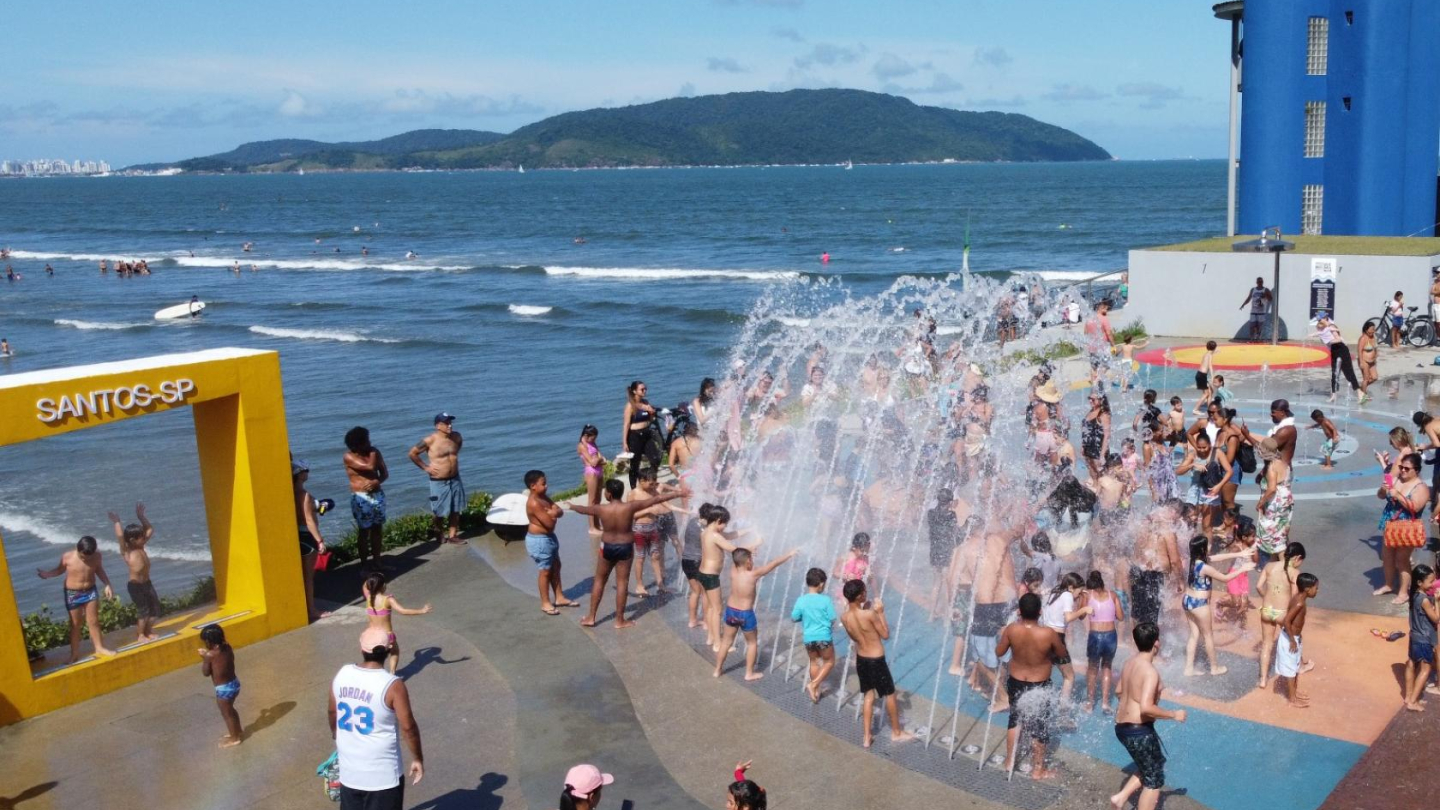 Quebra-mar repleto de pessoas