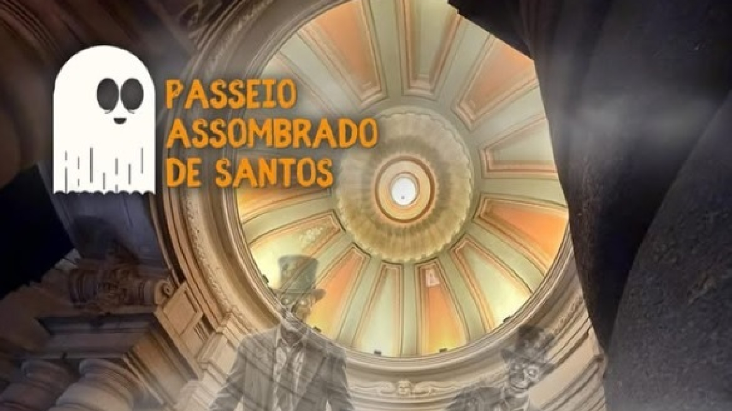 A imagem apresenta um cartaz do "Passeio Assombrado de Santos", destacando uma cúpula clássica ornamentada com figuras fantasmagóricas sobrepostas e um logotipo de fantasma estilizado