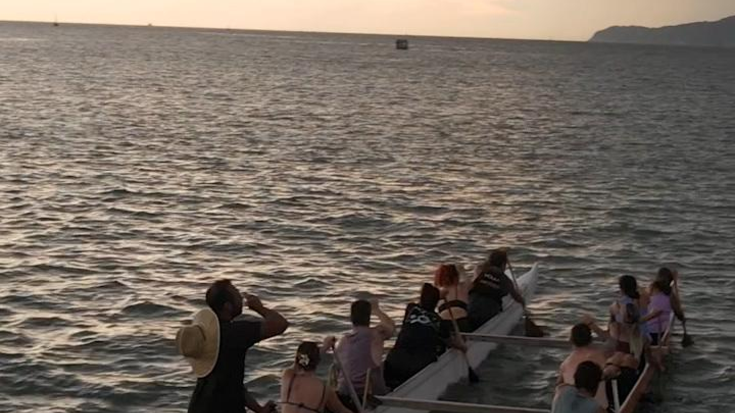 Canoa havaiana no mar