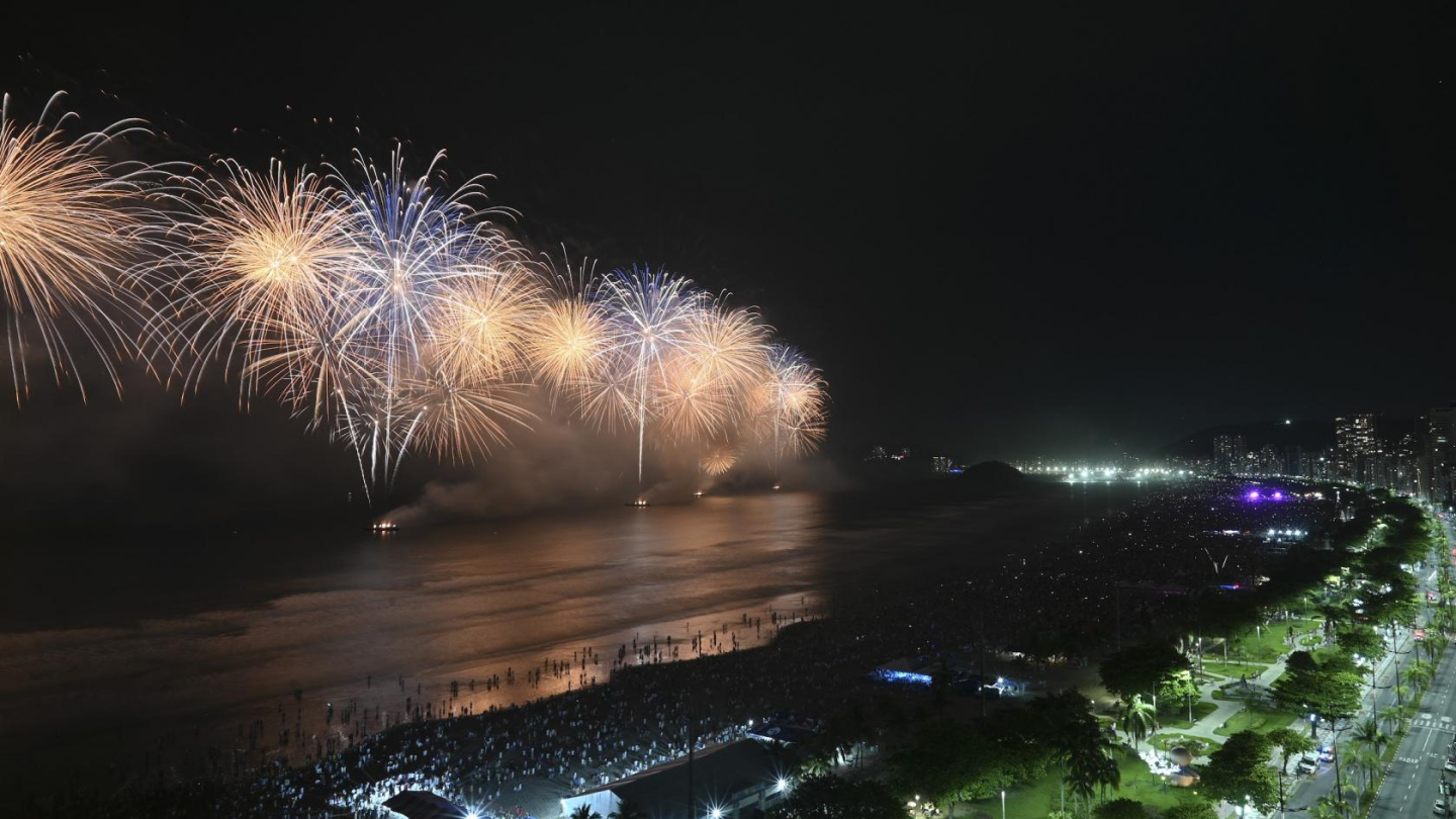 Fogos de ano novo na praia de Santos
