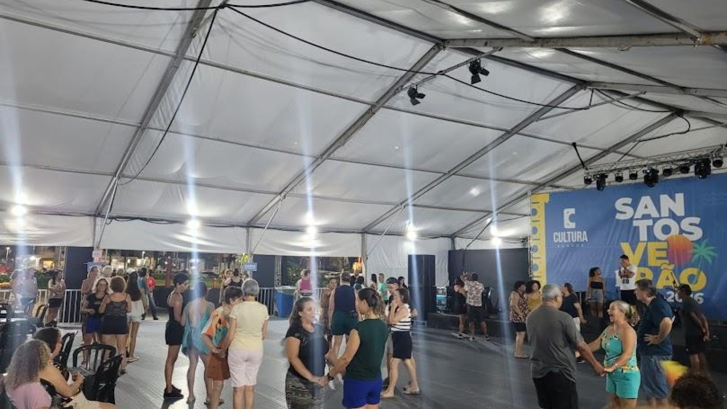 Pessoas durante aula na tenda de verão