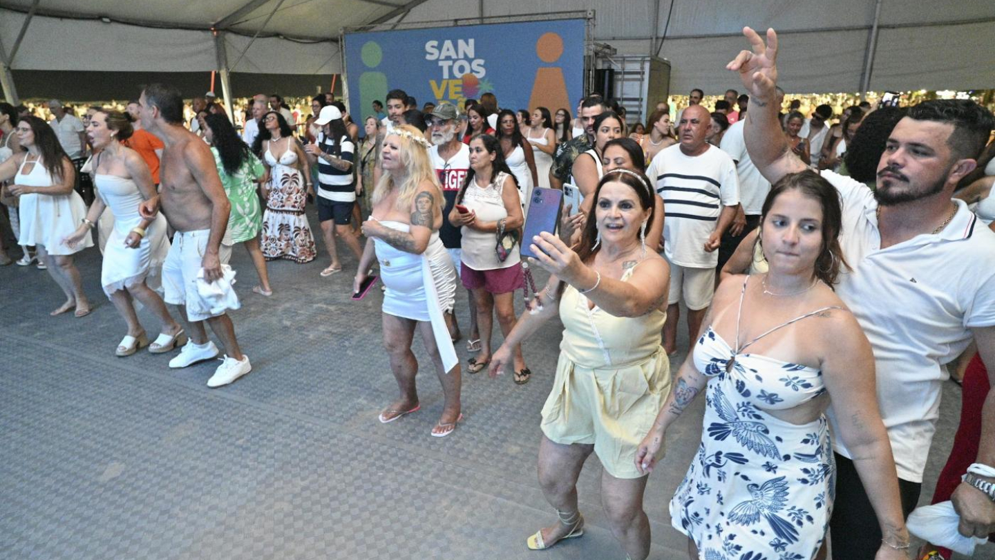 Pessoas animadas na tenda de verão