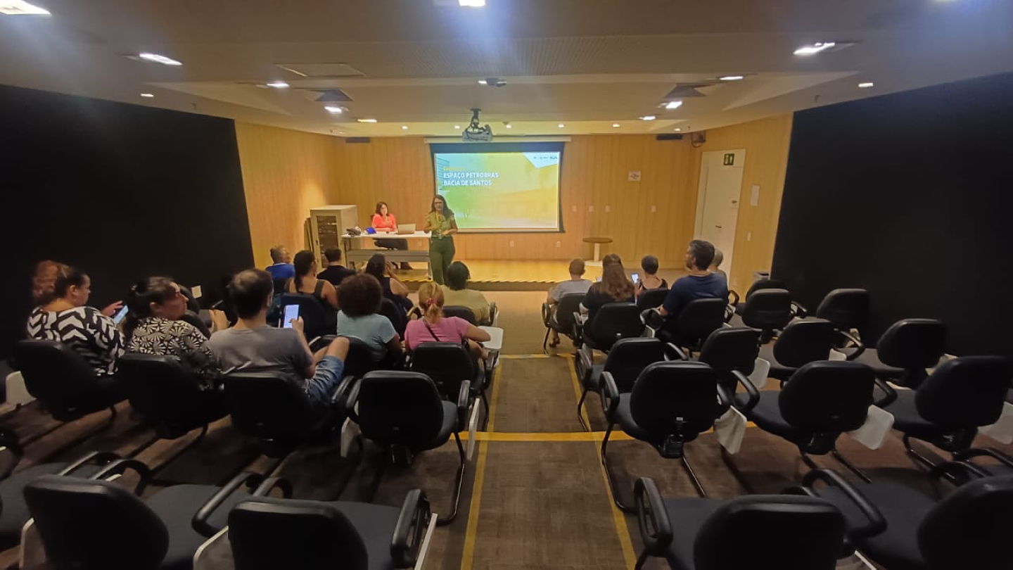 Guias de turismo participando de palestra