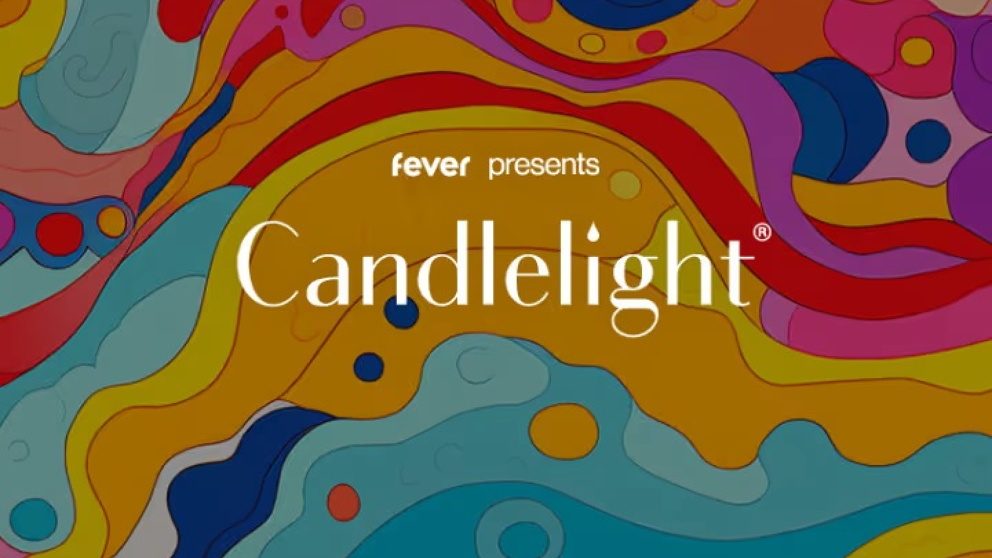 Cartaz artístico e psicodélico com ondas coloridas anunciando o concerto Candlelight, apresentado pela Fever