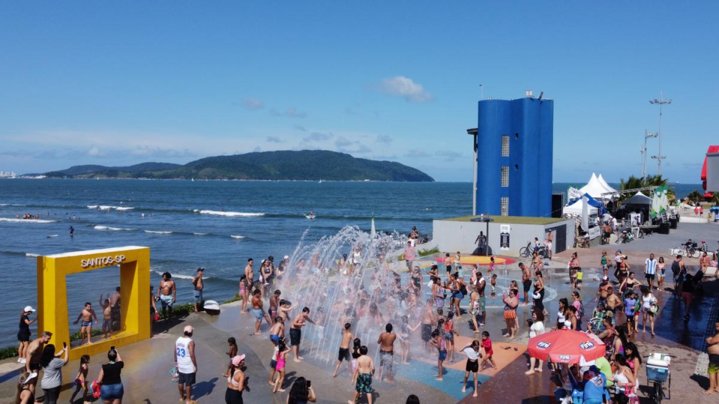 Emissário repleto de pessoas