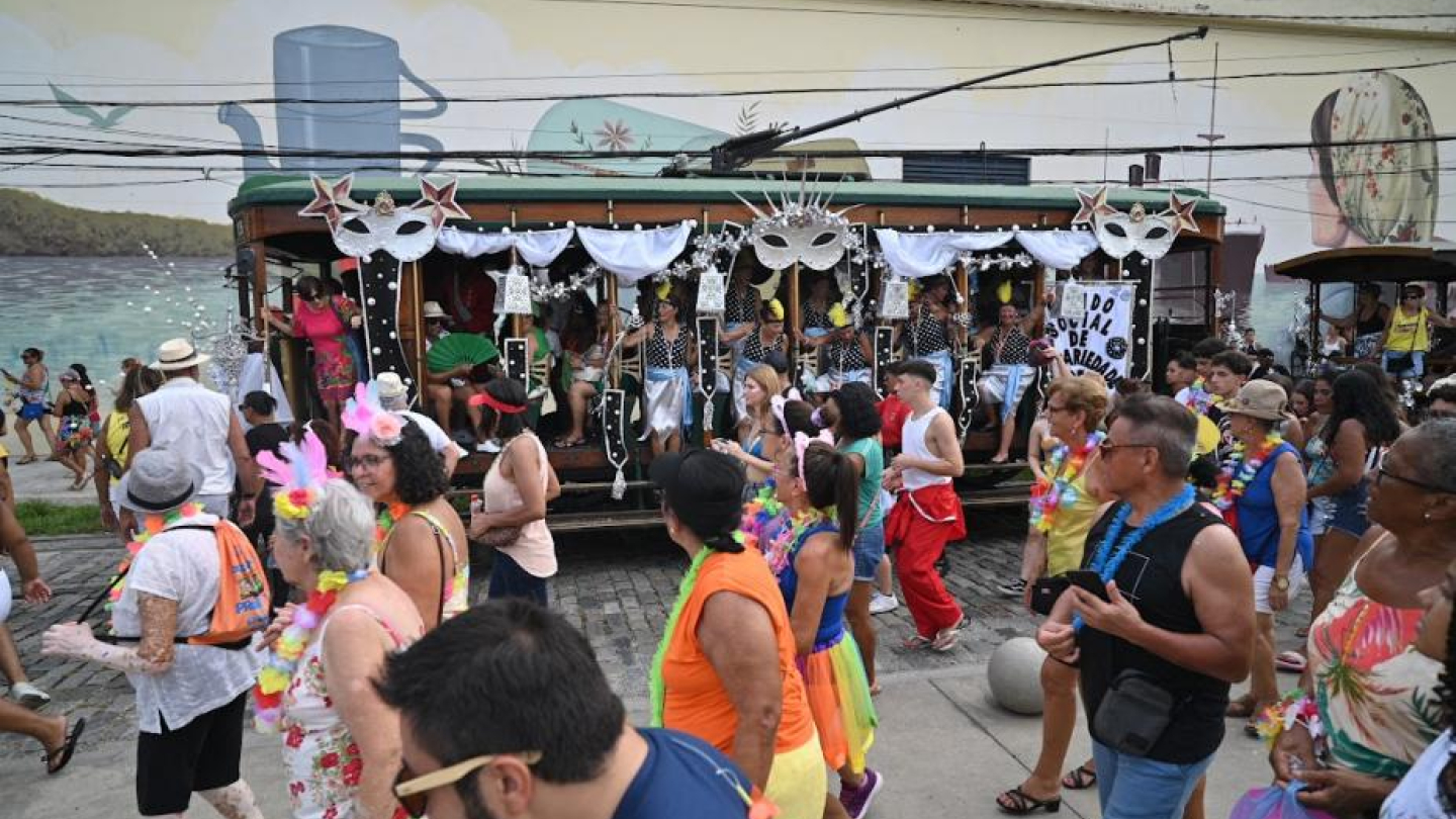 Pessoas acompanhando o Carnabonde