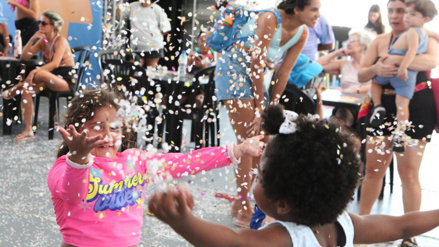 Crianças se divertindo na tenda de verão
