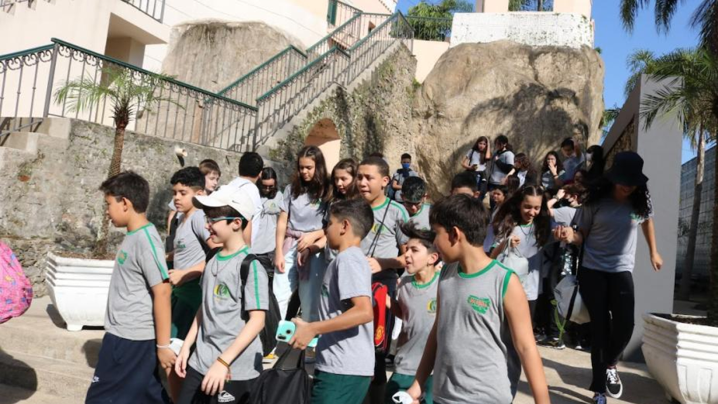 Crianças passeando no Outeiro