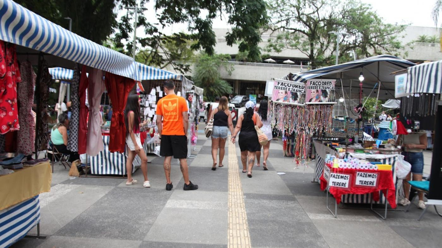 Feira de artesanato repleta de pessoas