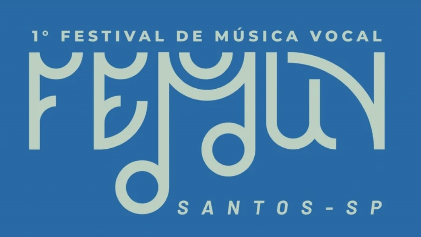 O banner apresenta a identidade visual do "1º Festival de Música Vocal" em Santos-SP, com o nome "FEMUV" escrito em uma fonte estilizada que incorpora elementos de notas musicais sobre um fundo azul