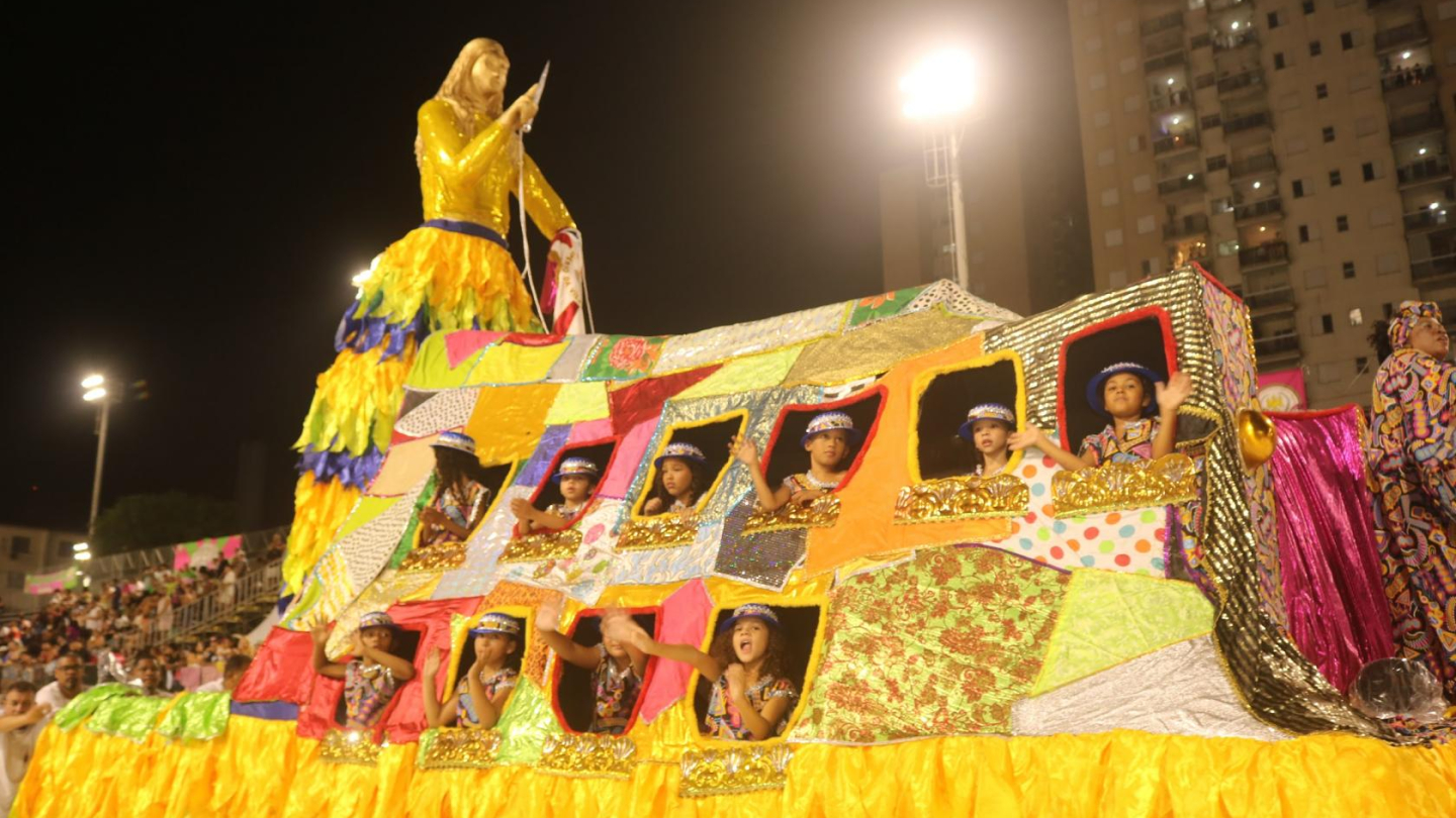 Desfile de carnaval carro amarelo