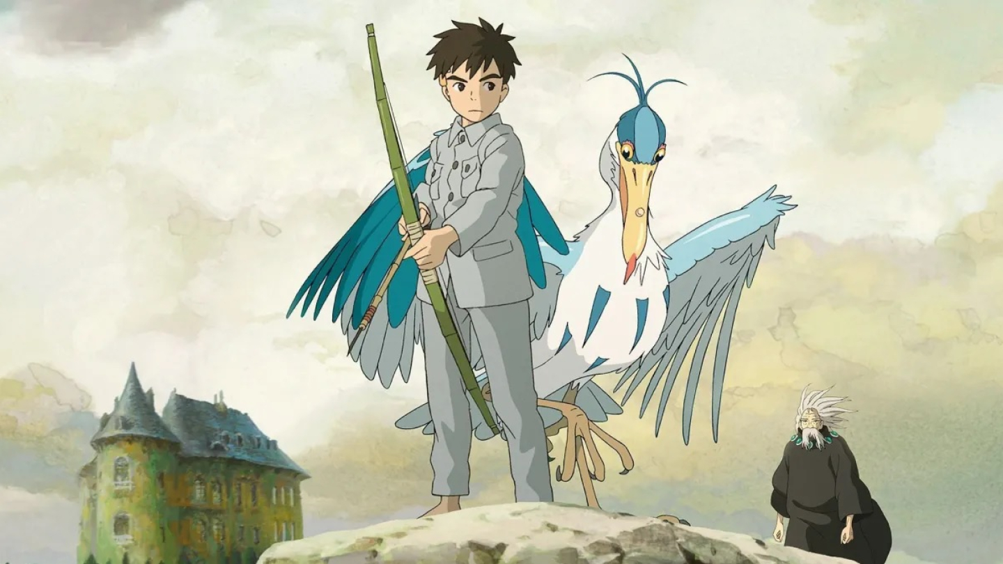 Cena da animação "O Menino e a Garça", do Studio Ghibli, mostrando o jovem protagonista segurando um arco de bambu ao lado da garça real em uma paisagem onírica com um castelo ao fundo