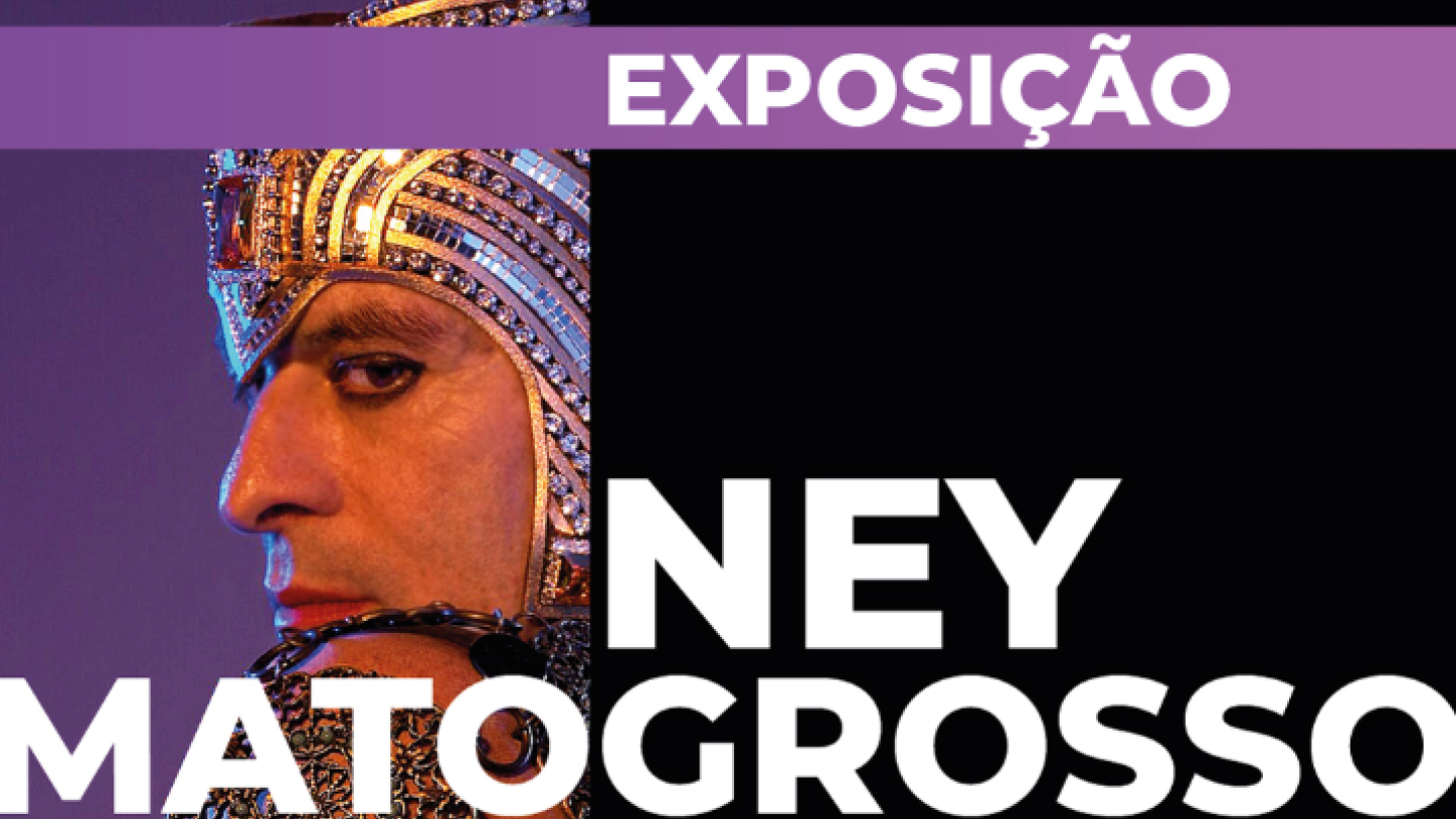Cartaz de divulgação de uma exposição gratuita sobre Ney Matogrosso no Senac, apresentando uma foto do artista em traje performático ao lado das datas e horários de visitação