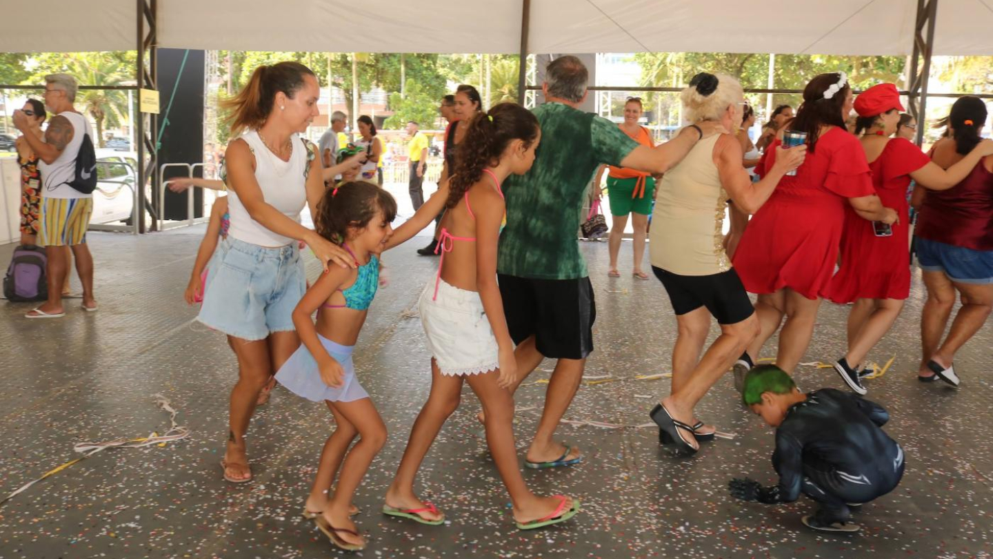 Pessoas se divertindo na tenda de verão