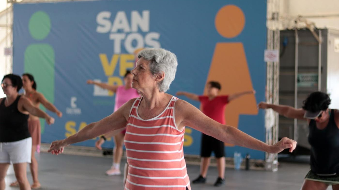Pessoas dançando na tenda de verão