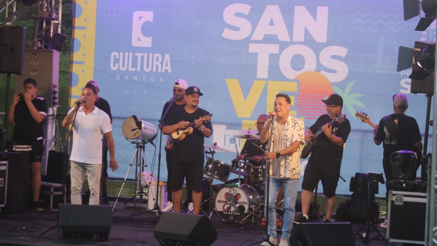 Cantores na tenda de verão