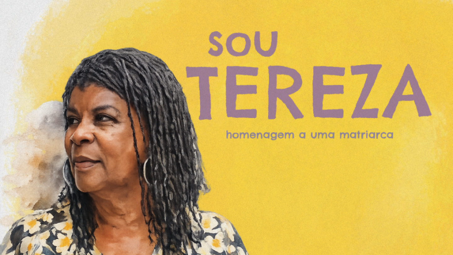 O cartaz do documentário "Sou Tereza" apresenta o retrato de uma mulher negra sobre um fundo amarelo vibrante