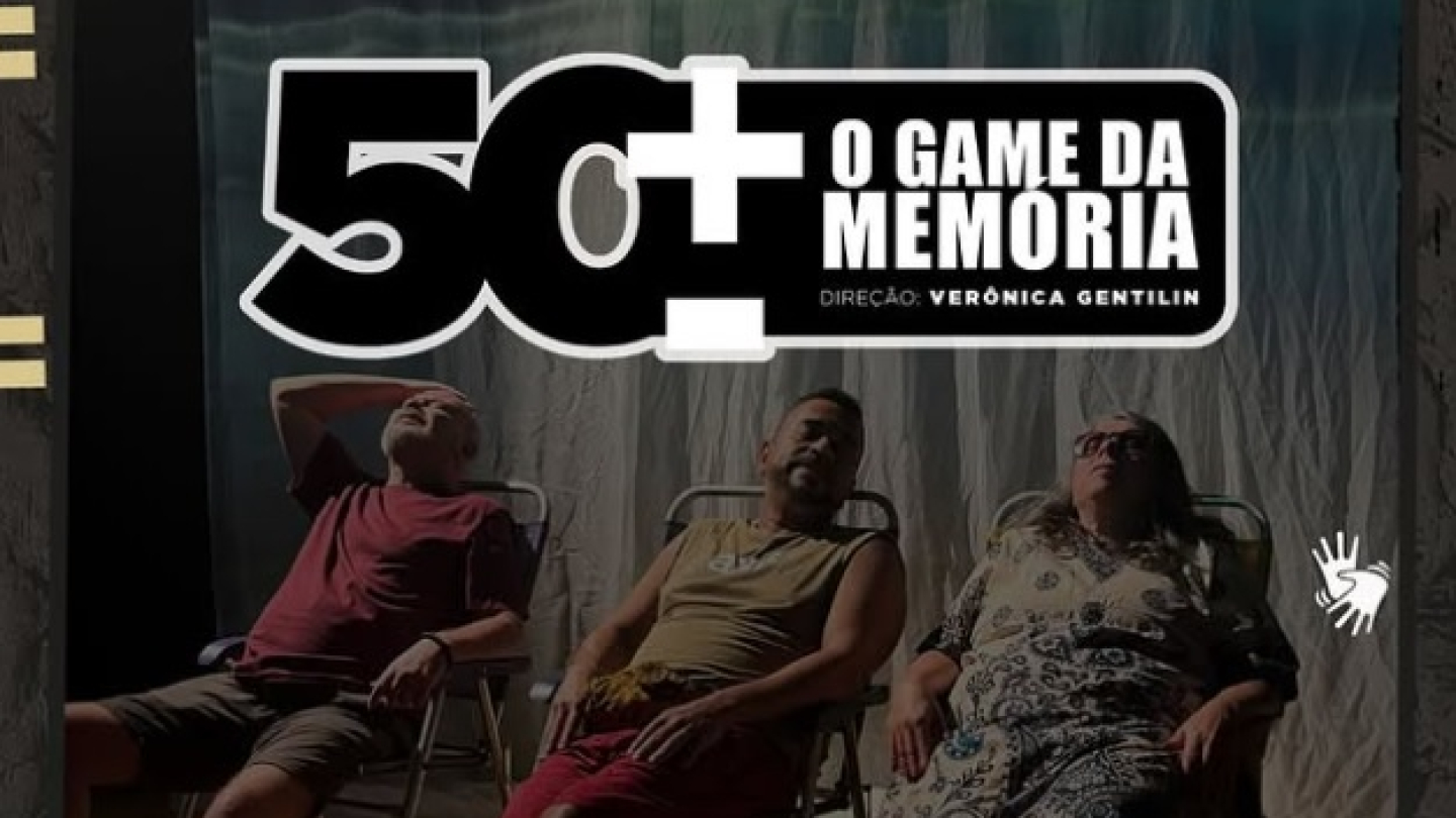 Cartaz de divulgação do espetáculo teatral "50+ O Game da Memória", apresentando três atores sentados em cadeiras de praia sob uma iluminação dramática, com informações sobre a apresentação em Santos no dia 21/3/26