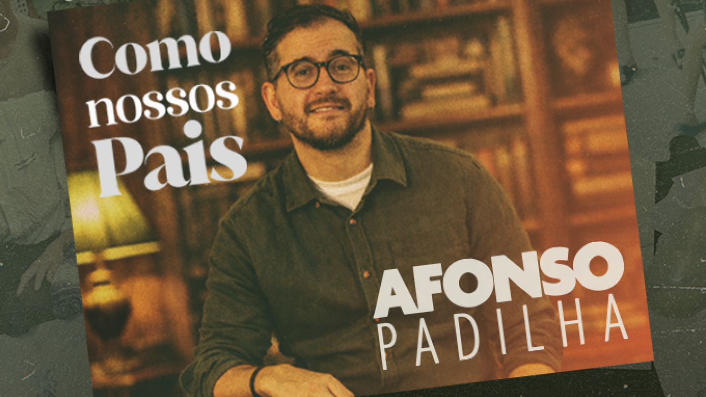 Cartaz de divulgação do show de stand-up "Como Nossos Pais", apresentando o comediante Afonso Padilha sorridente em um cenário que remete a uma biblioteca ou sala de estar clássica