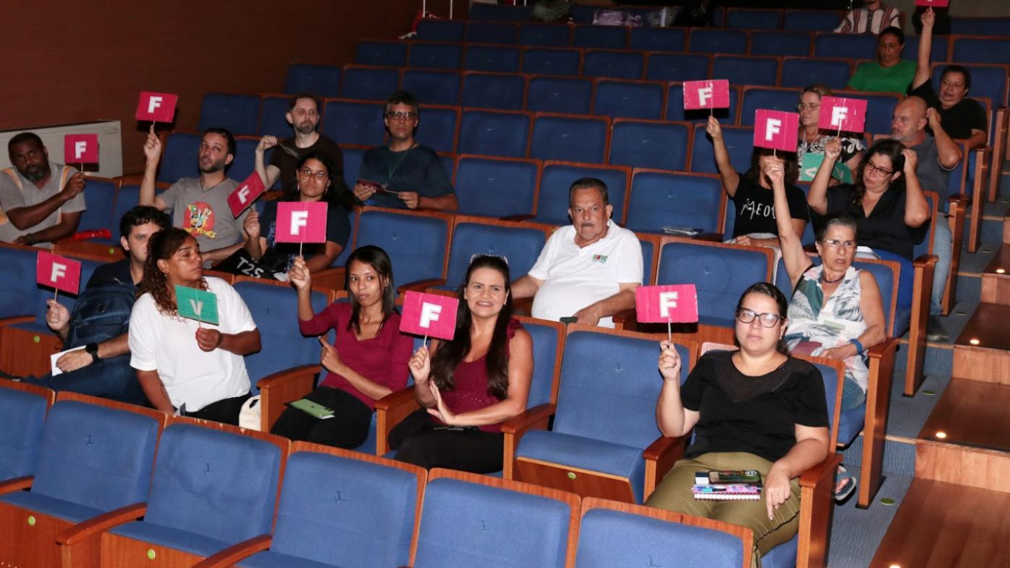 Público participando de dinâmica