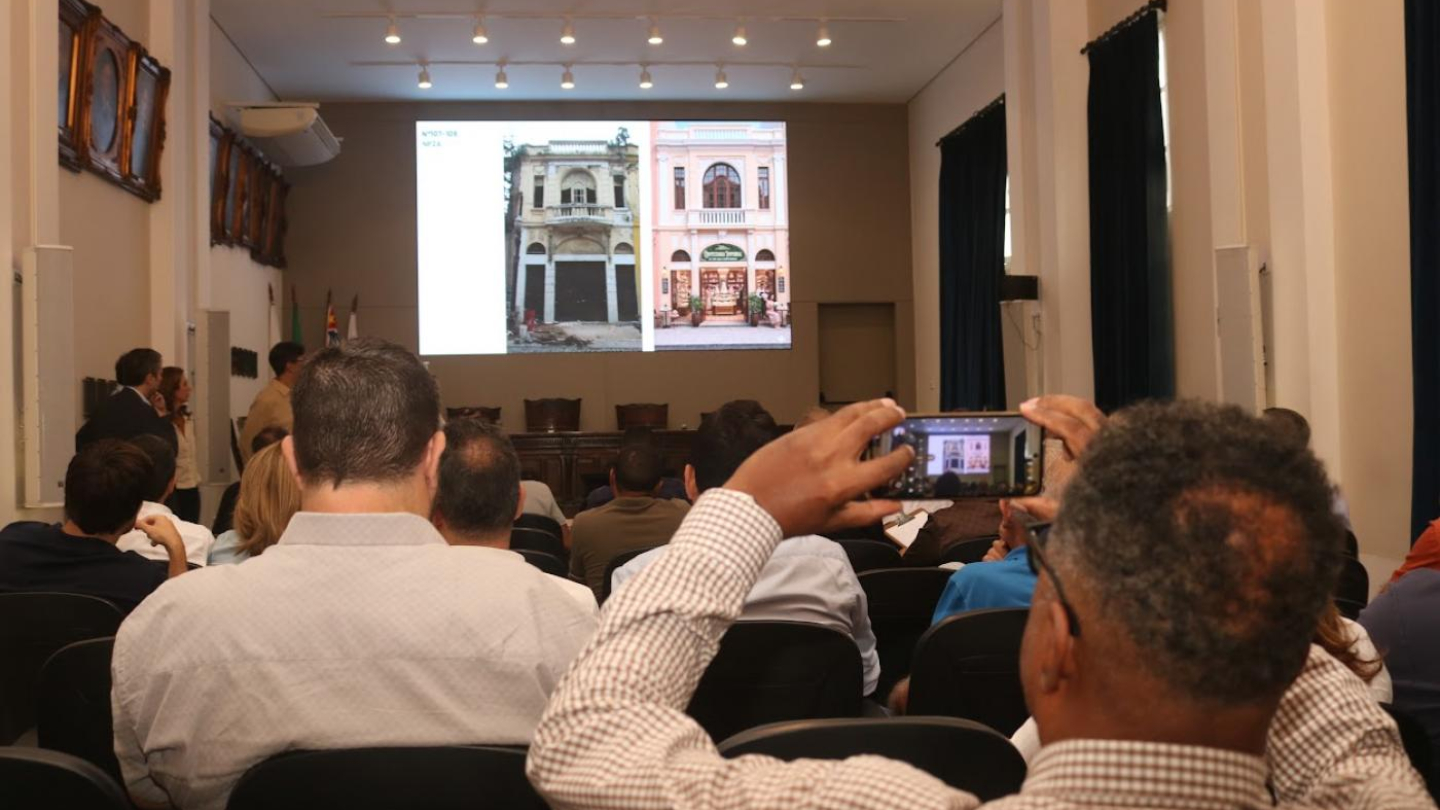Palestrante apresentando informações sobre o Centro Histórico