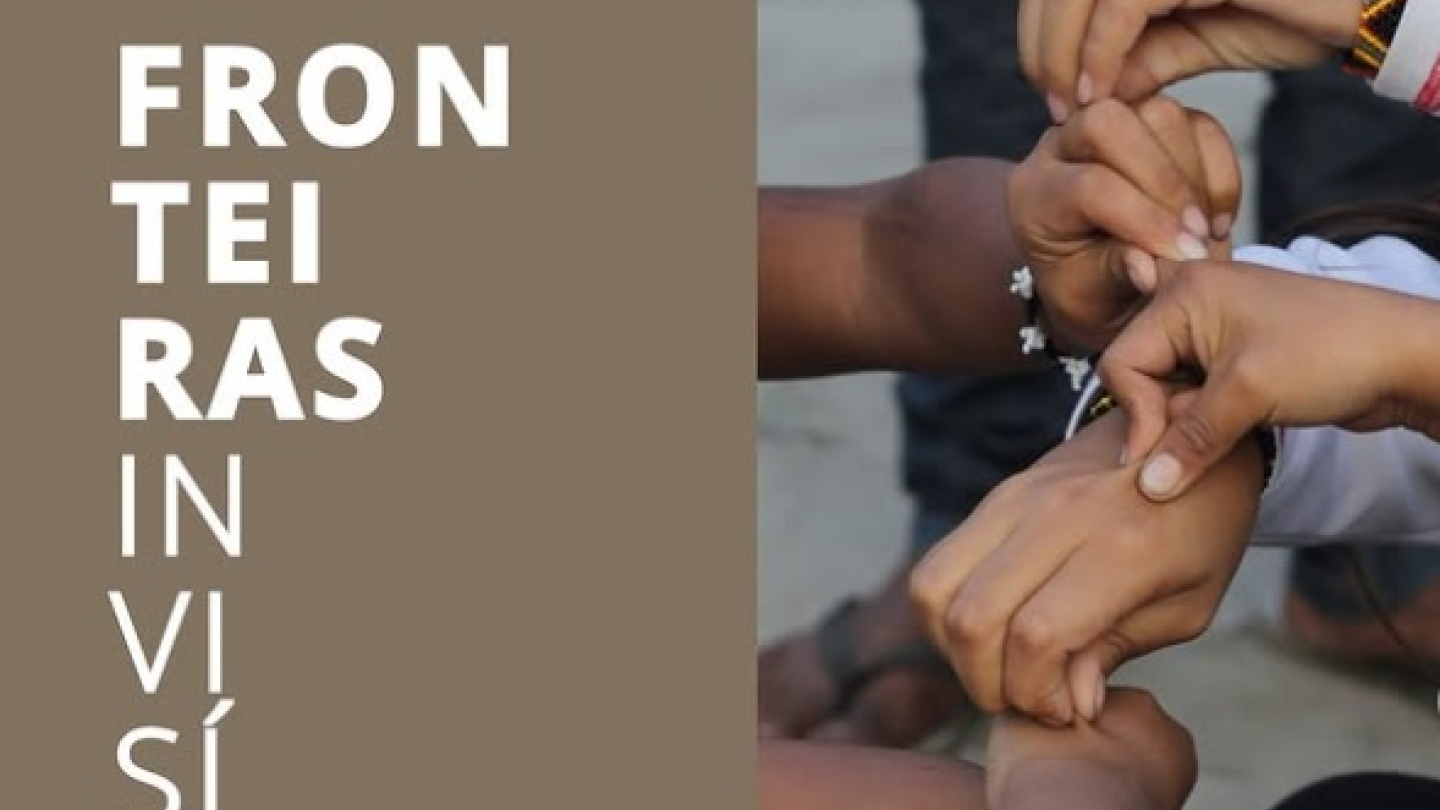 Cartaz de divulgação da exposição fotográfica "Fronteiras Invisíveis", de Kelly Jandaia, apresentando mãos sobrepostas em um instrumento de percussão e informações sobre a abertura no MISS Santos