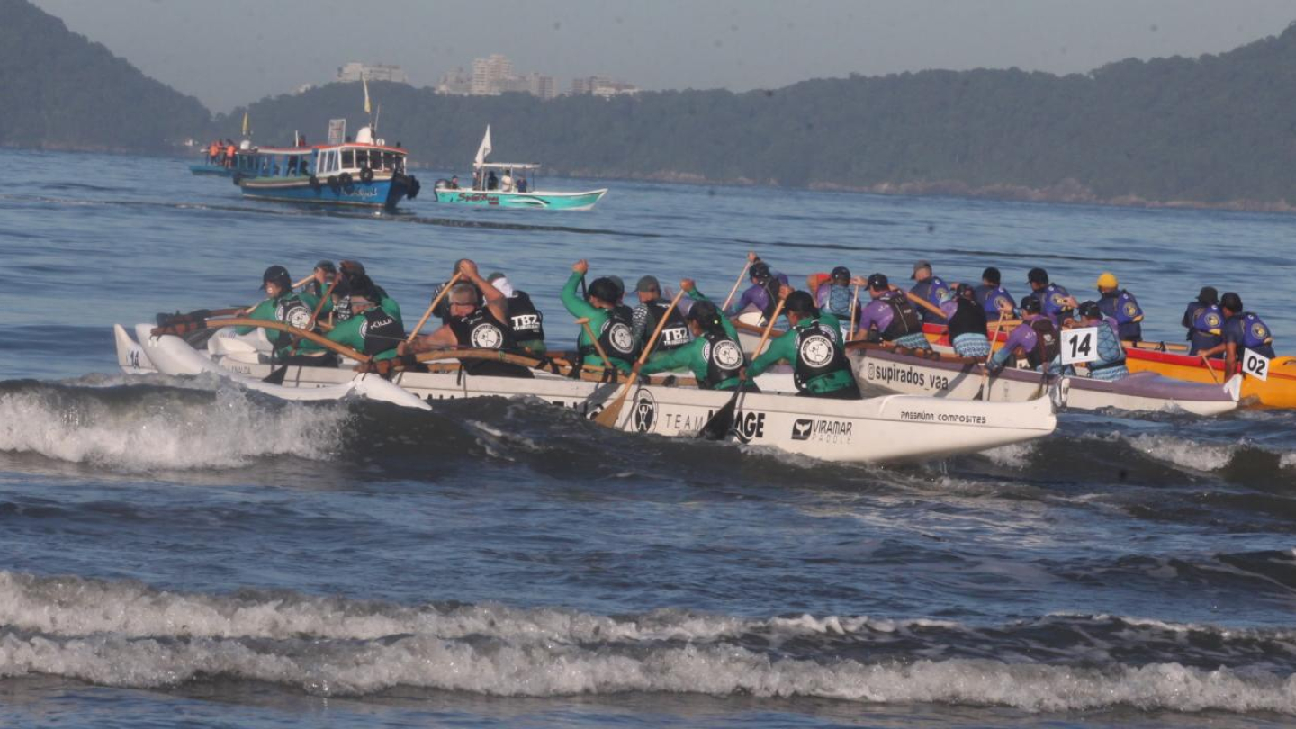 Prova de canoas na praia de Santos