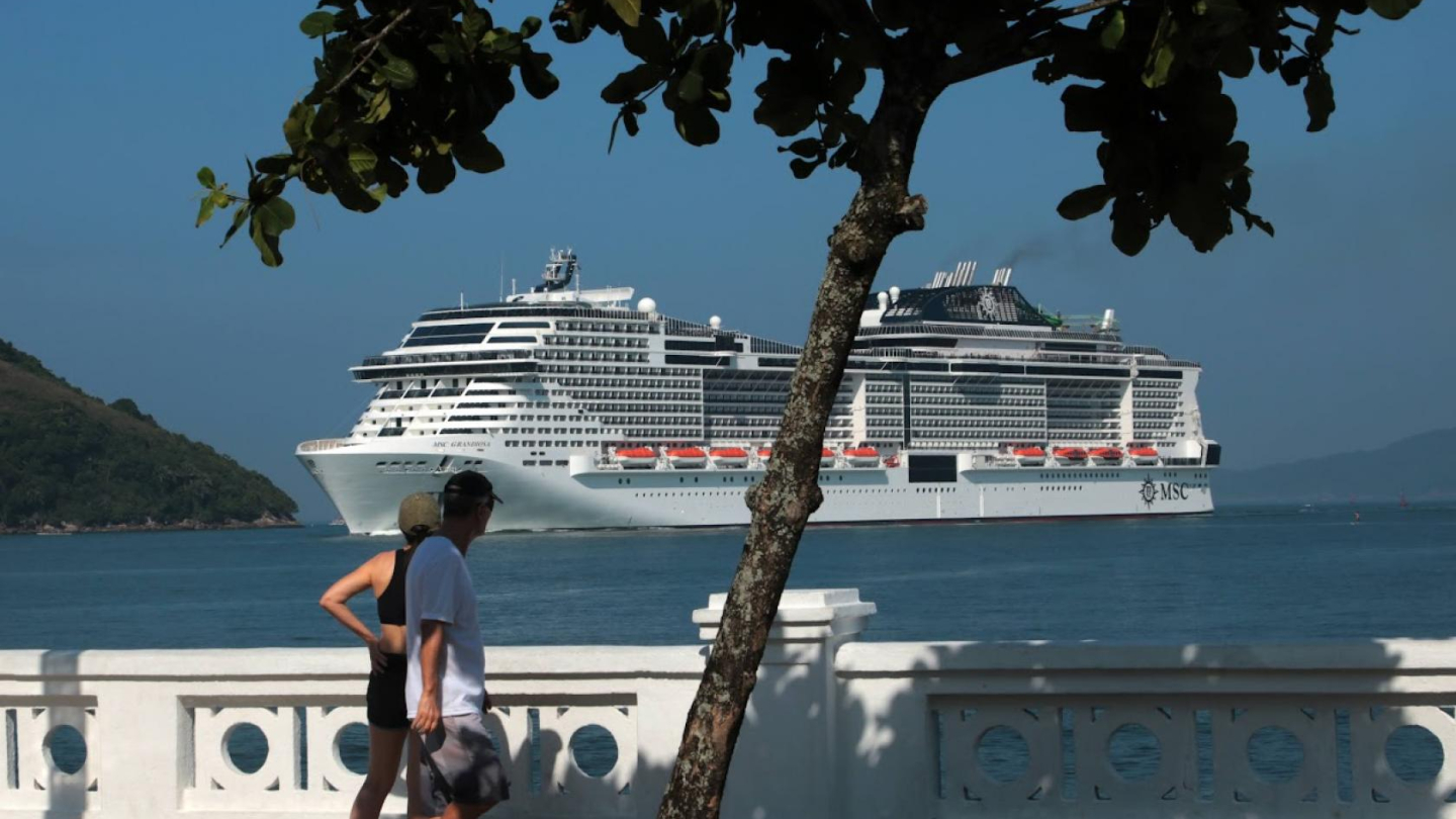 Cenário da Ponta da Praia de Santos com destaque para um navio de cruzeiro e as muretas