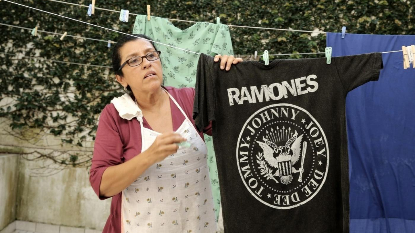 Regina Casé tirando roupa do varal