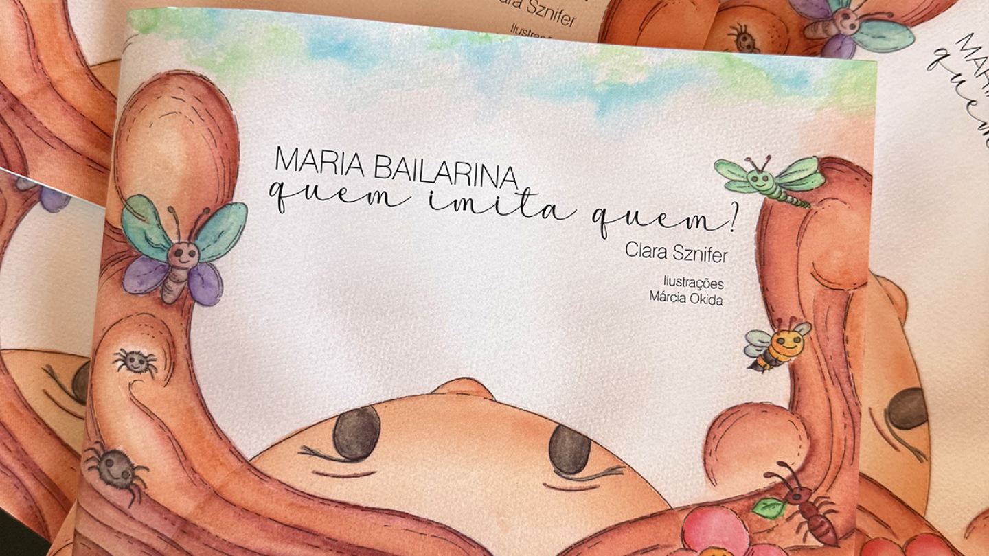 Vários exemplares do livro infantil "Maria Bailarina, quem imita quem?", de Clara Sznifer, com ilustrações coloridas de insetos e flores