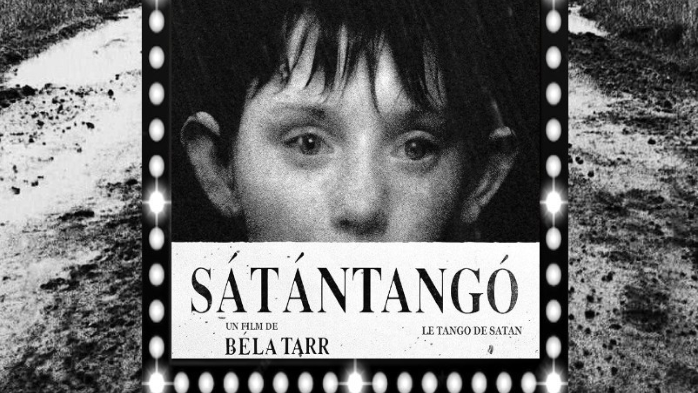 Cartaz em preto e branco anunciando uma homenagem ao cineasta Béla Tarr com a exibição do filme Sátántangó na Cinemateca de Santos, destacando o rosto de uma criança sob chuva intensa