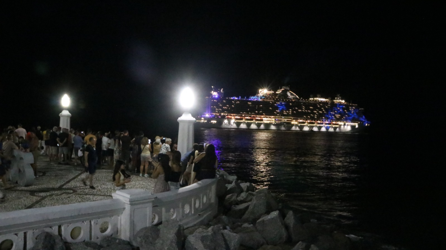 Navio de Cruzeiro na Ponta da Praia