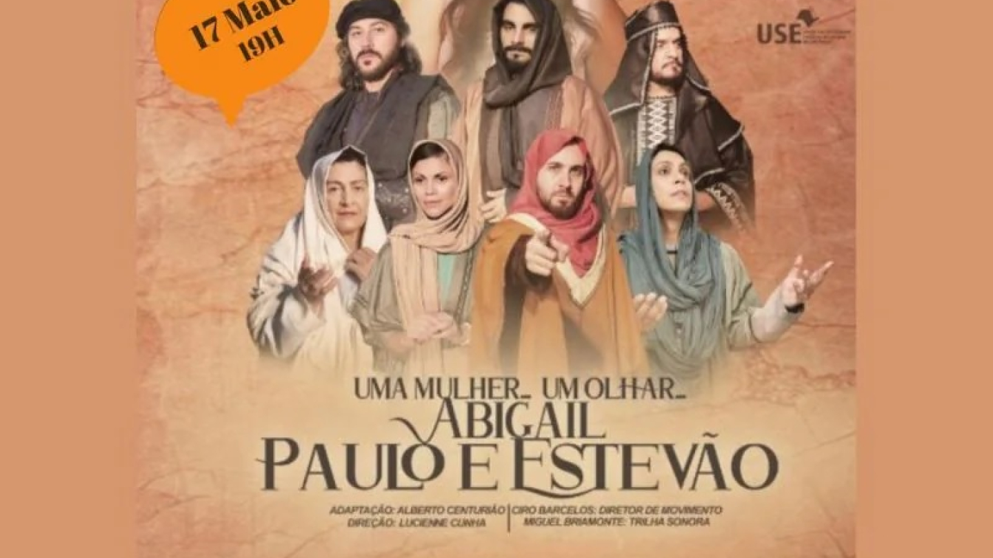 Cartaz da peça teatral "Abigail, Paulo e Estevão", baseada na obra de Chico Xavier, exibindo o elenco em trajes de época sobre um fundo envelhecido