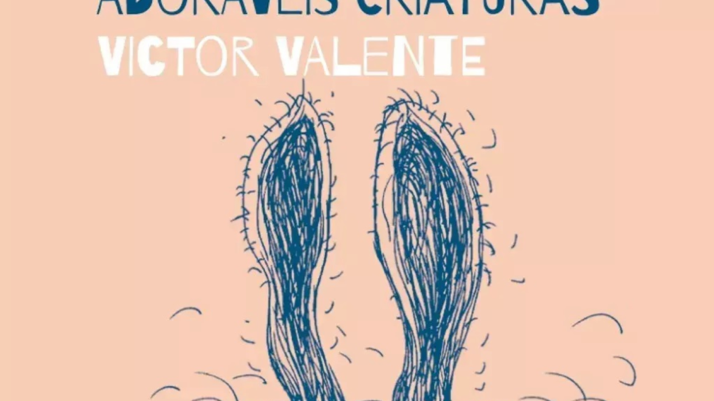 Capa do livro "Adoráveis Criaturas", do autor Victor Valente, apresentando uma ilustração artística e rústica de uma criatura peluda com orelhas longas em fundo salmão