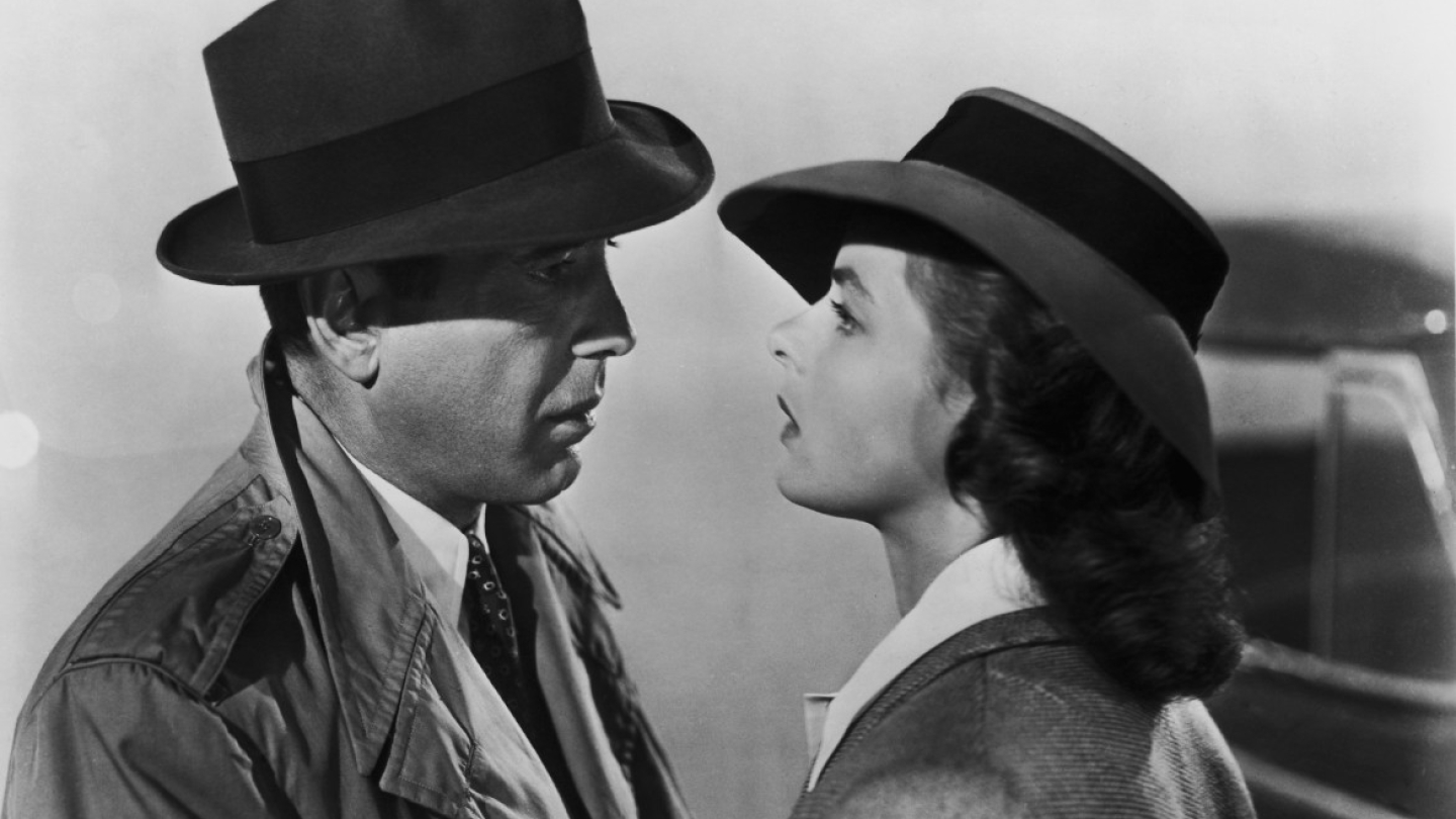 Cena clássica em preto e branco do filme Casablanca, mostrando Humphrey Bogart e Ingrid Bergman trocando um olhar intenso e dramático