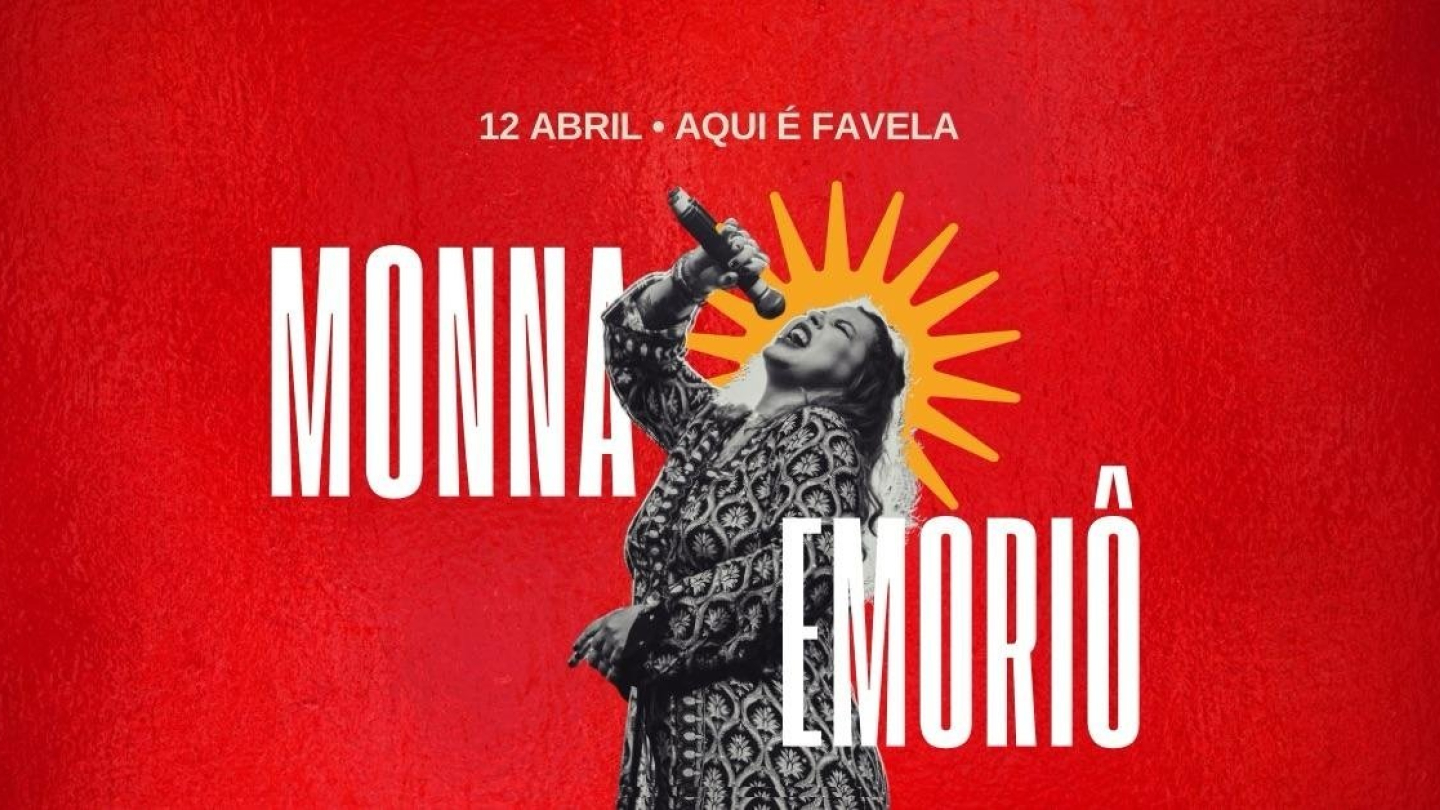 Cartaz promocional do show "Monna Emoriô", com fundo vermelho vibrante, anunciando a apresentação da cantora Monna no dia 12 de abril no espaço "Aqui é Favela"