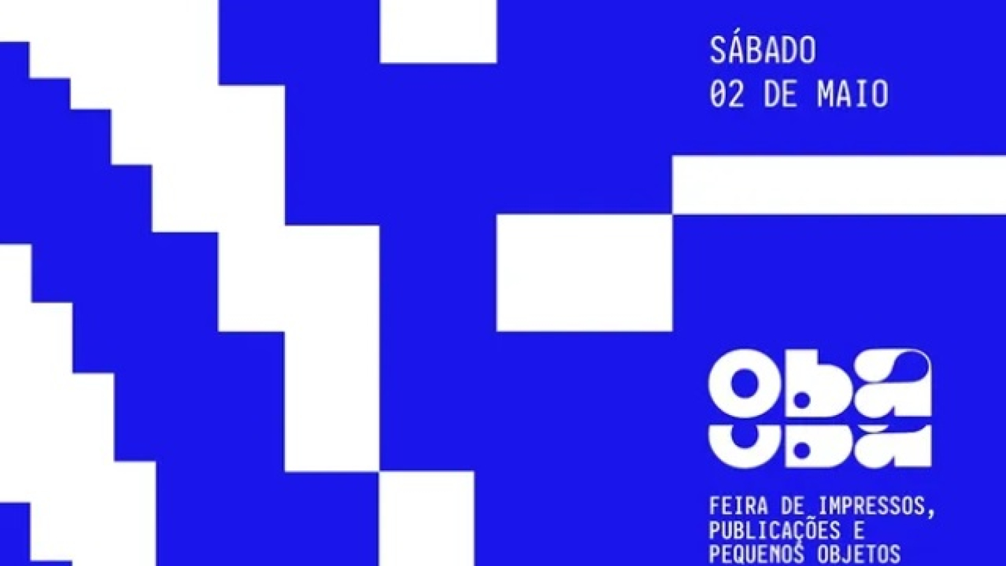 Cartaz minimalista em azul e branco da "Oba Oba - Feira de Impressos", utilizando um padrão geométrico pixelado e a frase "Toda presença constrói o coletivo" para anunciar o evento no dia 02 de maio