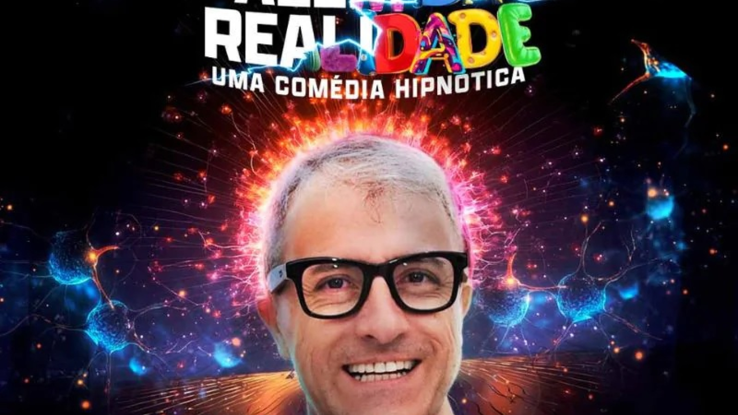 Cartaz com estética psicodélica anunciando o show "Além da Realidade: Uma Comédia Hipnótica" de Sanny Machado, apresentando o humorista sobre um fundo com luzes e representações de neurônios