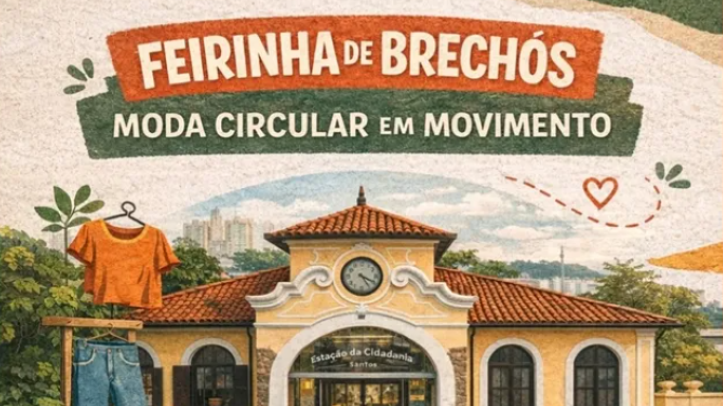 Cartaz promocional com ilustrações de roupas e folhas de plantas que anuncia a "Feirinha de Brechós - Moda Circular em Movimento", destacando ao centro a fachada do prédio histórico da Estação da Cidadania de Santos
