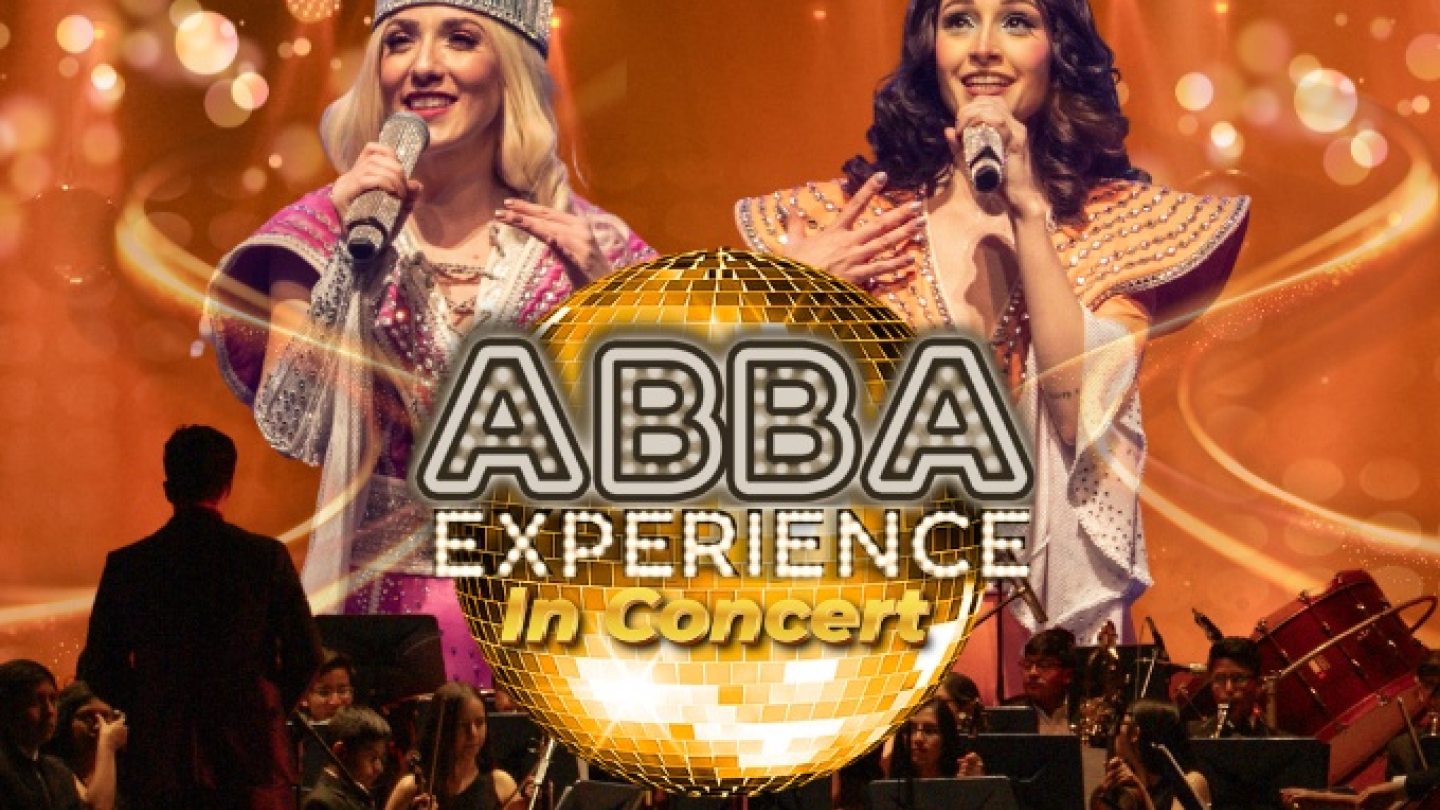 Cartaz promocional do espetáculo "ABBA Experience In Concert" destaca duas cantoras com figurinos brilhantes de época e um grande globo de espelhos dourado à frente de uma orquestra sinfônica no palco