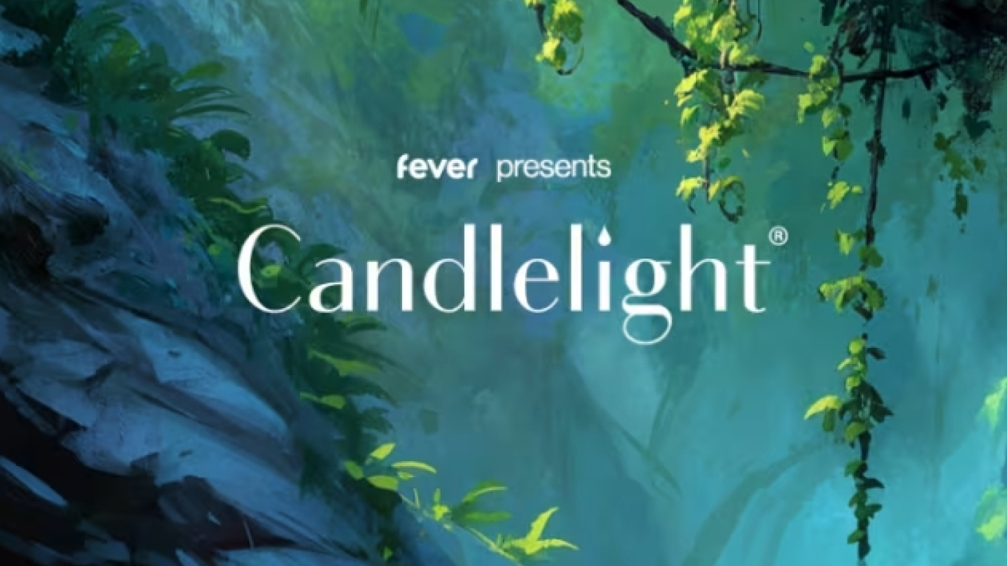 Arte promocional da série de concertos Candlelight, da plataforma Fever, com uma paisagem inspirada em uma floresta exuberante. A cena apresenta tons de verde e azul, criando uma atmosfera de serenidade, mistério e contemplação.